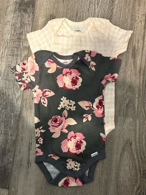 5/$25 NWOT Floral & Pink Short-Sleeve Onsie Set